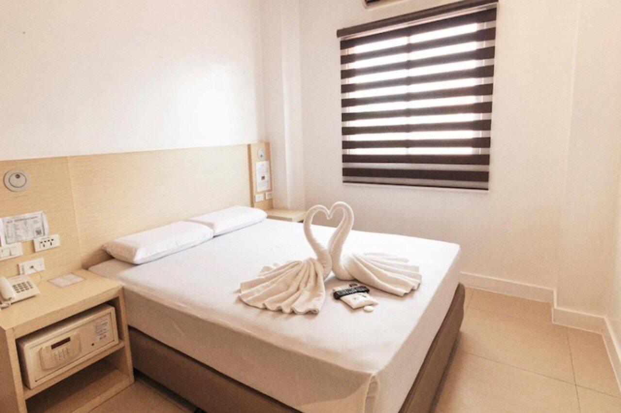 Go Hotels Cubao เกซอนซิตี้ ภายนอก รูปภาพ